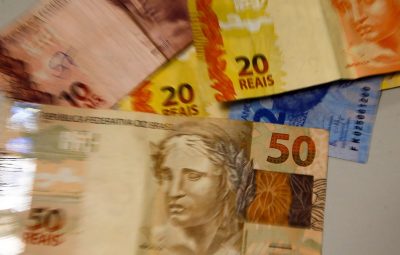 dinheiro 2 400x255 - Contas públicas fecham novembro com déficit de R$ 18,1 bilhões
