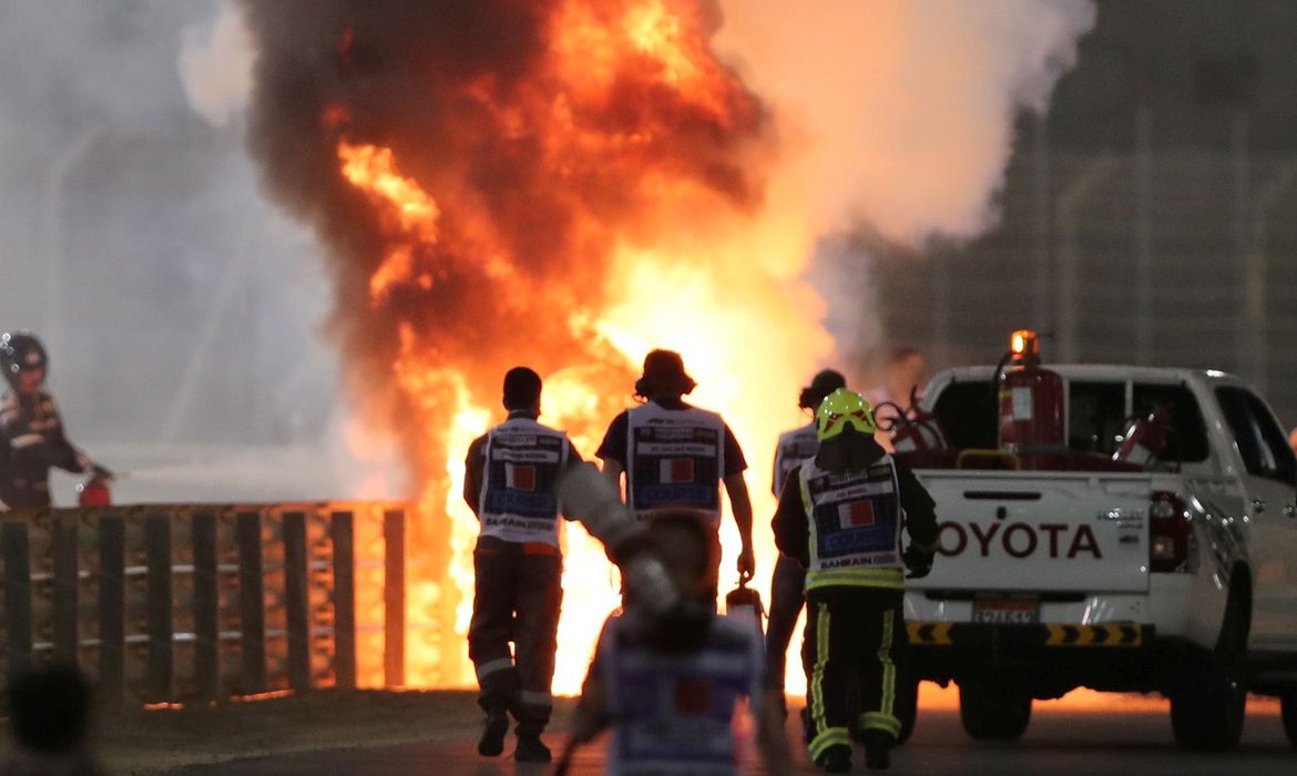 Grosjean elogia quem o salvou de acidente, e FIA inicia investigação