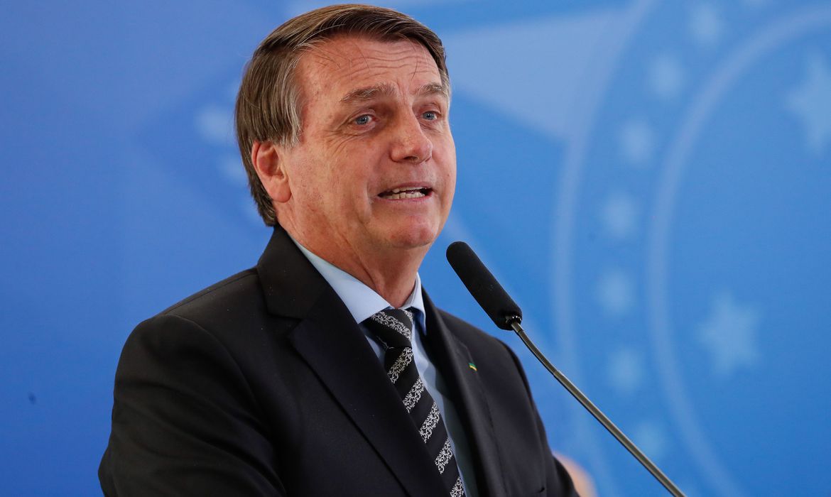Bolsonaro edita MP que flexibiliza regras de aquisição de vacinas