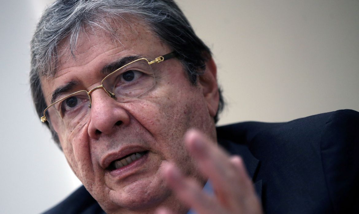 Ministro colombiano morre de pneumonia viral ligada à covid-19