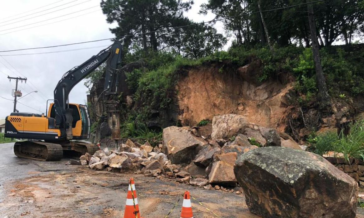 Chuvas provocam alagamentos e deslizamentos em Florianópolis