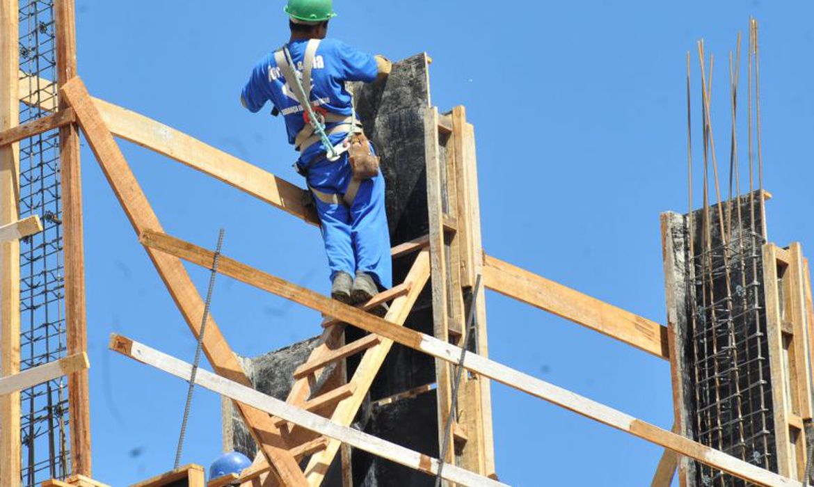 Confiança na construção civil recua depois de seis altas, diz FGV