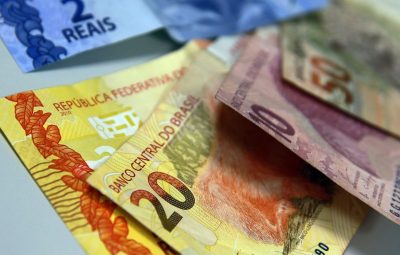 dinheiro 400x255 - Alta dos juros não prejudica a atividade econômica, diz Campos Neto