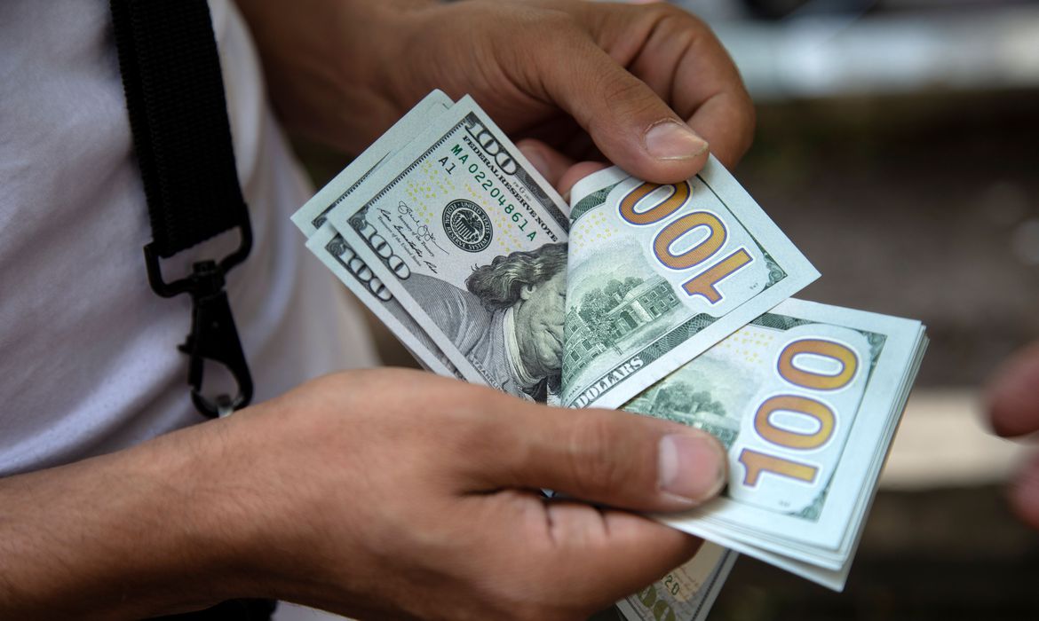 Dólar fecha a R$ 5,47 e sobe mais de 3% na semana