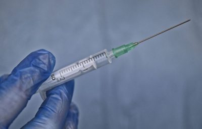 vacina 2 400x255 - Todas as regiões do Rio apresentam risco alto para covid-19