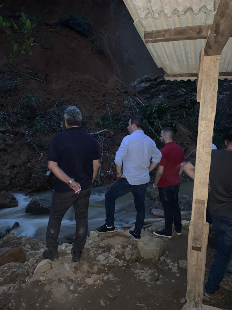 Prefeito de Iconha visita famílias atingidas por queda de barreira
