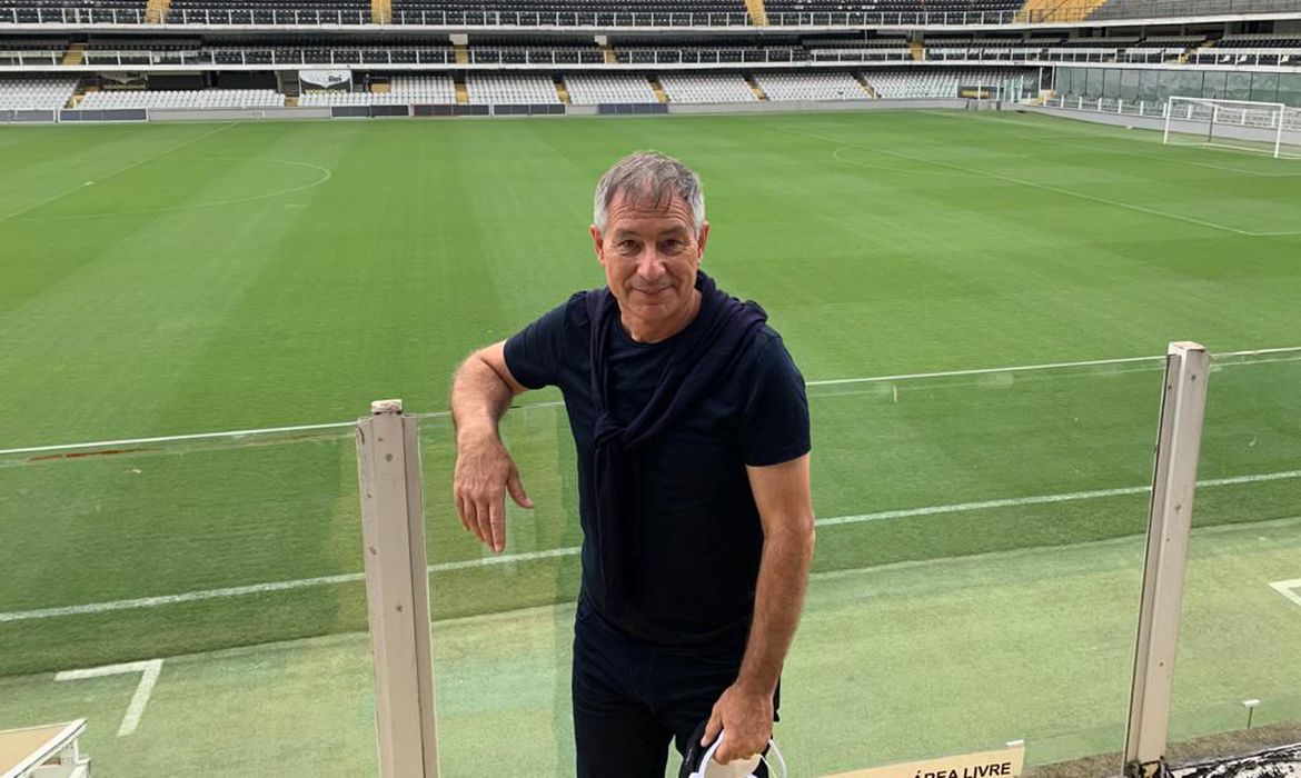 Santos apresenta oficialmente o técnico argentino Ariel Holan