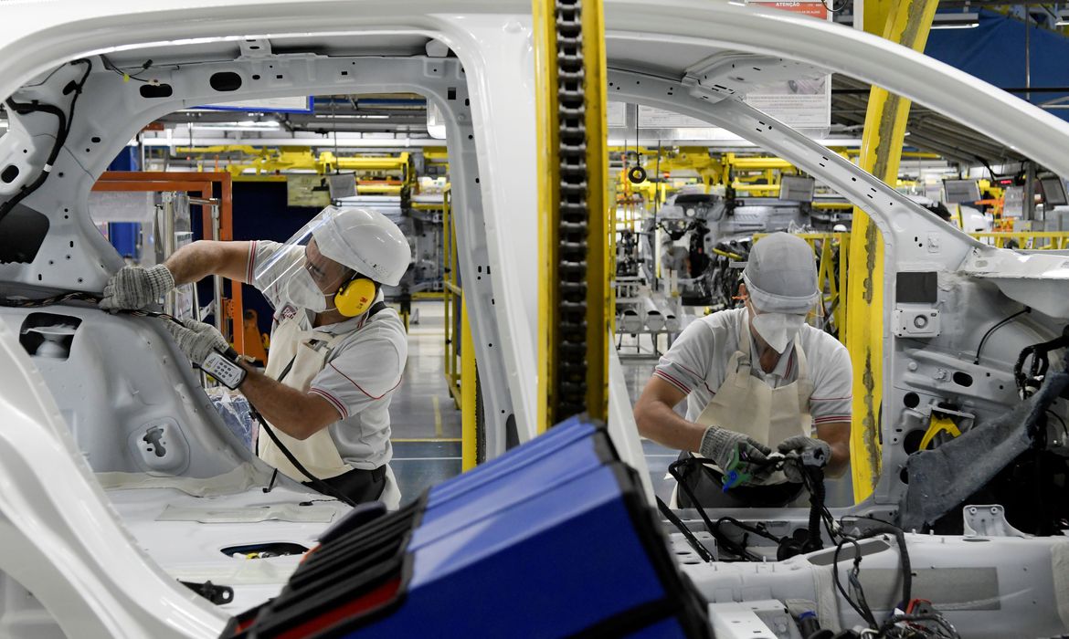 Volkswagen e Mercedes-Benz paralisam fábricas no Brasil