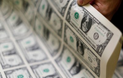 dolar 400x255 - Dólar fecha praticamente estável a R$ 5,60