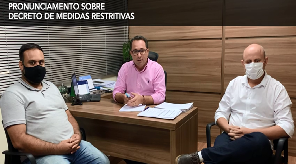 Prefeito faz pronunciamento sobre decreto de medidas restritivas para o comercio.