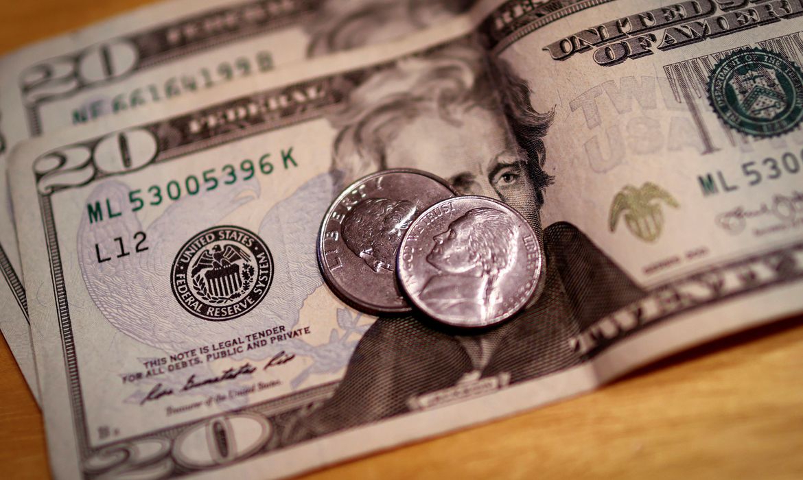 Dólar sobe para R$ 5,43, mas tem primeira queda mensal desde dezembro