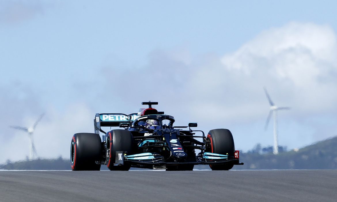 Hamilton volta a liderar em treino do GP de Portugal de Fórmula 1