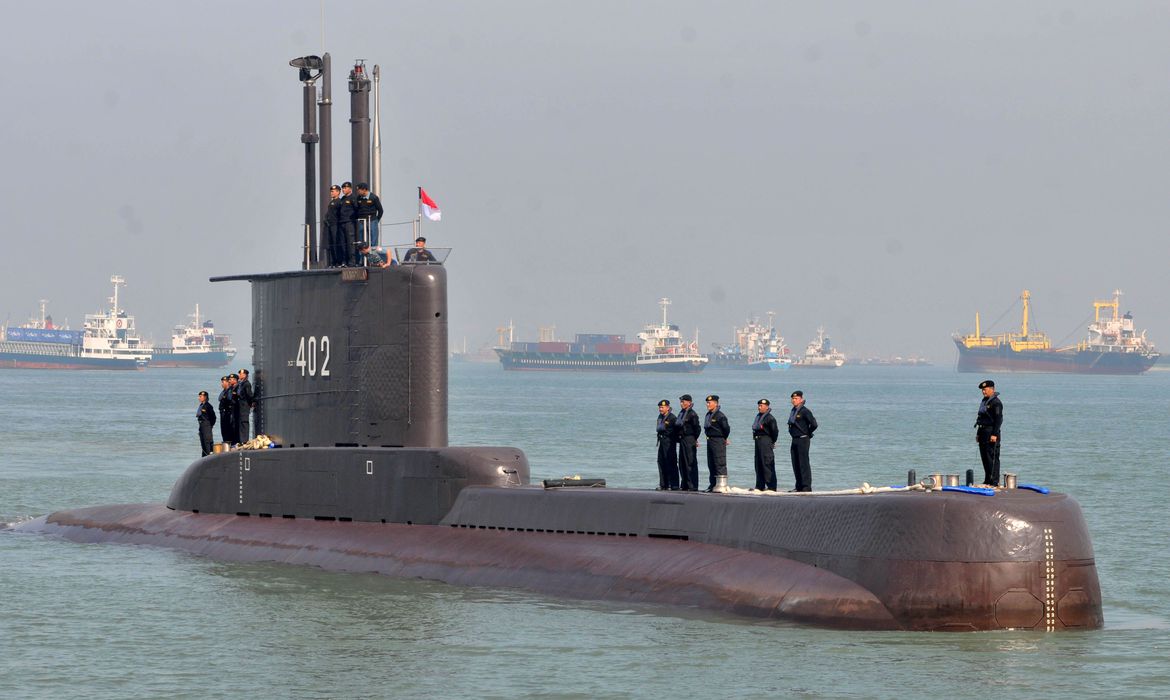 Submarino indonésio que estava desaparecido é encontrado aos pedaços