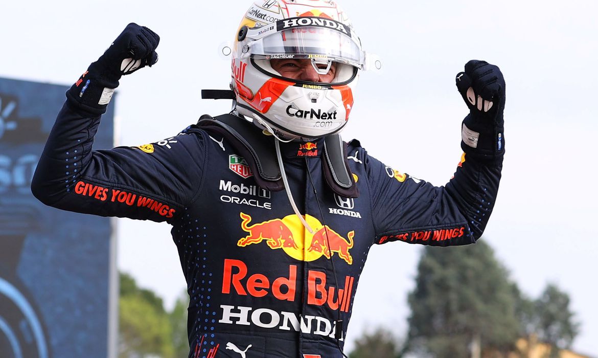 Verstappen vence caótico GP de Ímola, mas Hamilton continua na frente