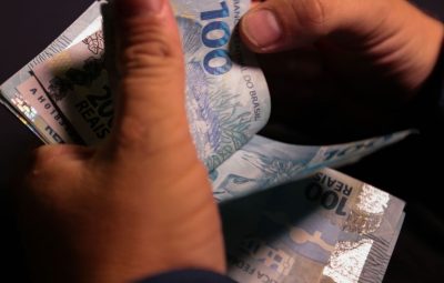 dinheiro 2 400x255 - Brasileiros já pagaram mais de R$ 1 trilhão em impostos este ano
