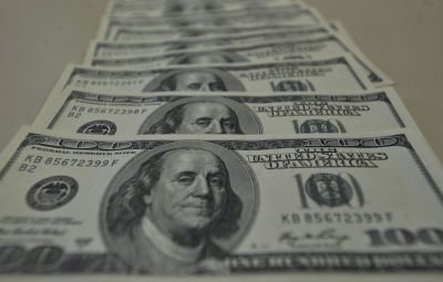 dolar 6 400x255 - Dólar fecha em leve alta, vendido a R$ 4,94