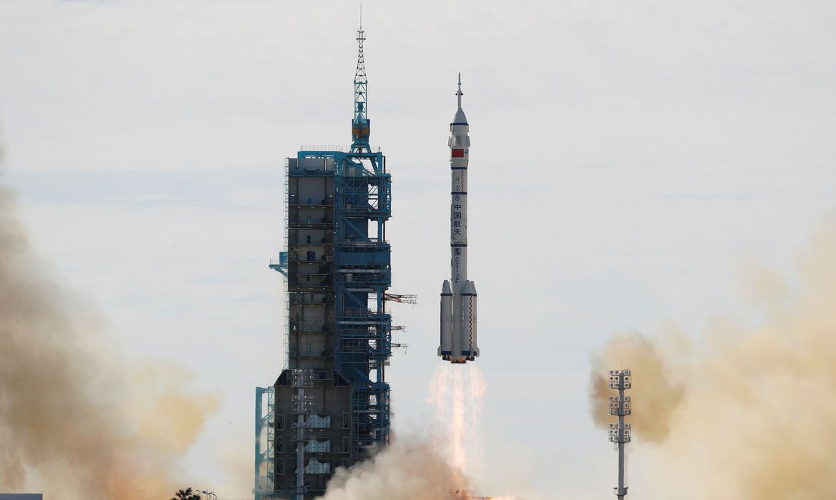 Astronautas chineses começam a fazer da nova estação espacial seu lar