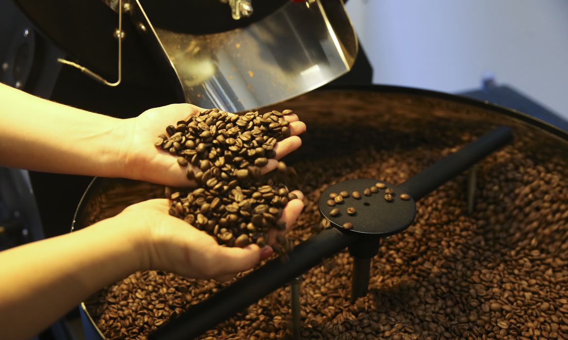 Centro do Comércio de Café de Vitória reporta que a exportação capixaba de café arábica caiu 40% em Julho. Os embarques totais caíram 10%.