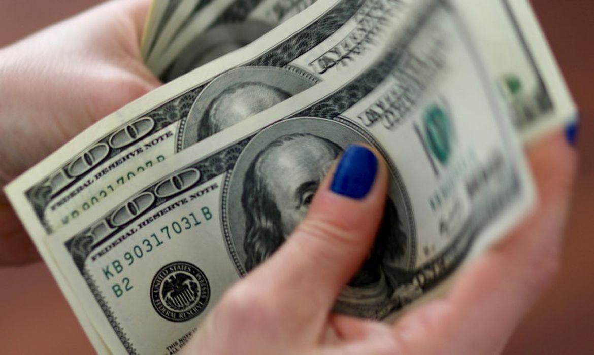 Dólar cai para R$ 4,90 e fecha no menor valor em mais de um ano