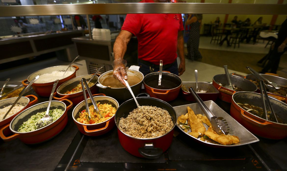 Crise leva ao fechamento de 40% dos restaurantes de comida a quilo