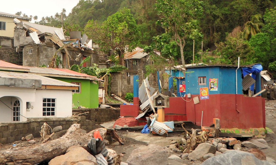 A tempestade tropical Elsa atingiu a Jamaica com fortes chuvas neste domingo, inundando partes da ilha caribenha, enquanto o tempo ao longo da costa sul da costa leste de Cuba também começou a piorar.  O Centro Nacional de Furacões dos Estados Unidos (CNH, na sigla em inglês) informou que o ciclone carregava ventos máximos de 95 km/h, com rajadas mais fortes, após ter deixado de ser classificado como furacão no sábado.  O núcleo de Elsa ficava perto da Jamaica, disse a instituição em relatório, a cerca de 80 quilômetros ao norte da capital, Kingston, às 11 h locais (12h de Brasília) e se dirigia a Cuba.  “Algum fortalecimento é possível hoje e nesta noite, quando Elsa se aproximar da costa centro-sul de Cuba”, acrescentou o CNH. “No entanto, prevê-se um enfraquecimento gradual na segunda-feira, quando o ciclone passar por Cuba.”  Elsa deve cruzar o centro e o oeste de Cuba na segunda-feira e seguir em direção ao Estreito da Flórida antes de se mover perto ou sobre partes da costa oeste da Flórida na terça e quarta-feira.