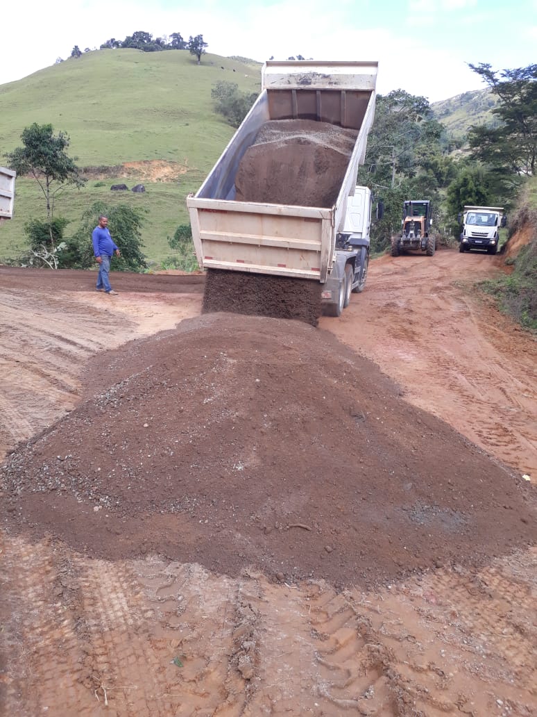 Prefeitura de Iconha revitaliza estradas no interior do município