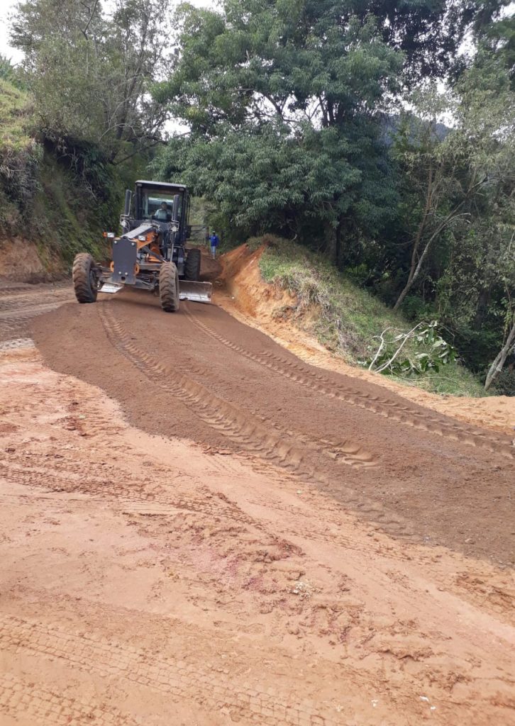 WhatsApp Image 2021 07 07 at 16.43.34 726x1024 - Prefeitura de Iconha revitaliza estradas no interior do município