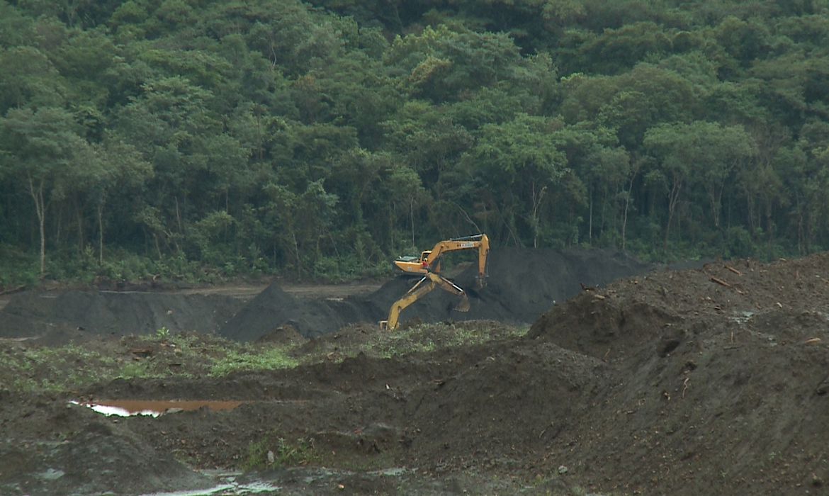 Bombeiros encontram locomotiva usada pela Vale em Brumadinho
