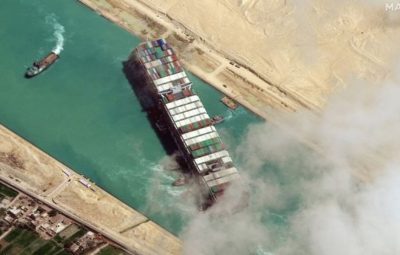 navio que bloqueou Canal de Suez sera liberado 400x255 - Após acordo de indenização, navio que bloqueou Canal de Suez será liberado; tripulação está confinada desde março