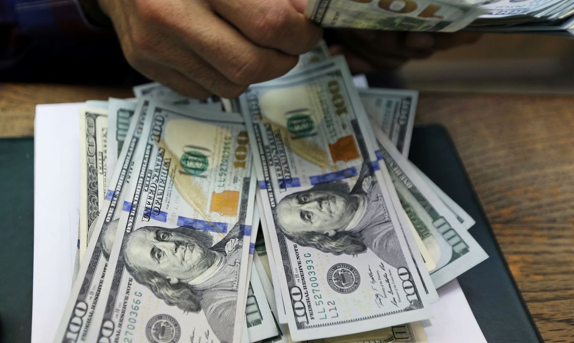 Dólar fecha em R$ 4,66 e alcança menor valor em dois anos