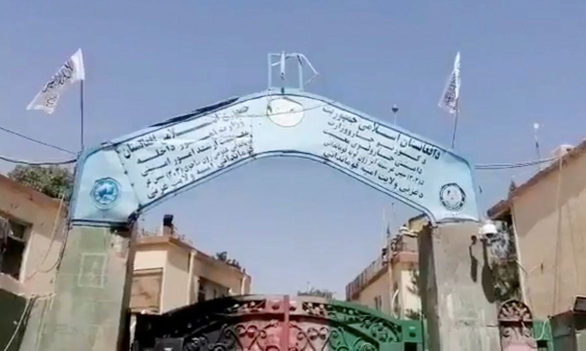 Talibãs conquistam 10ª cidade provincial afegã, a caminho de Cabul