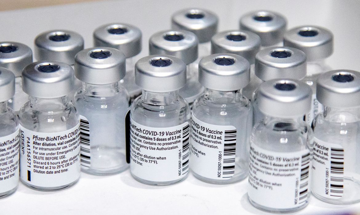 Covid-19: lote de 1 milhão de vacinas da Pfizer chega ao Brasil