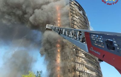 milao 400x255 - Incêndio destrói prédio de 18 andares em Milão