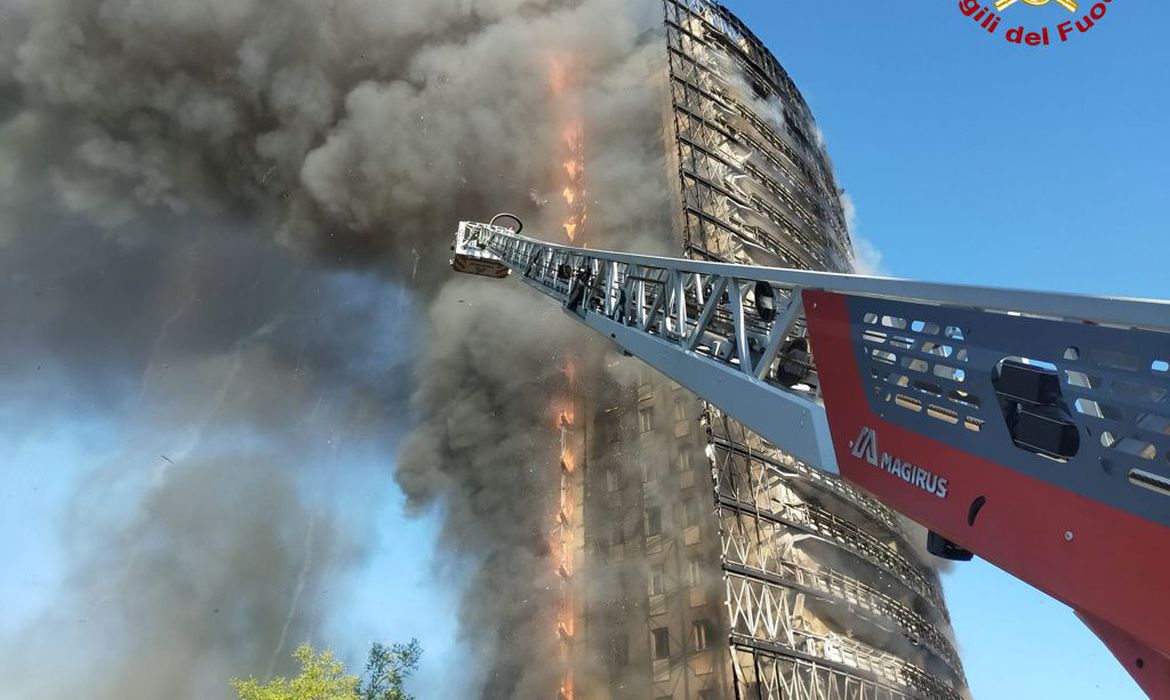 Incêndio destrói prédio de 18 andares em Milão
