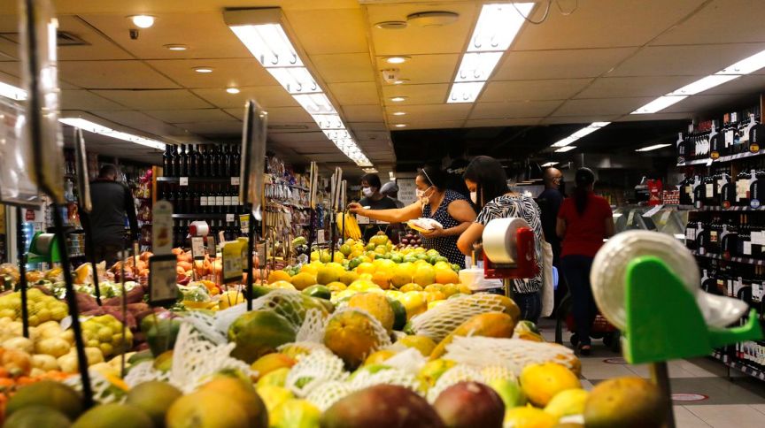 Com inflação, brasileiro já está comprando menos, mas gastando mais