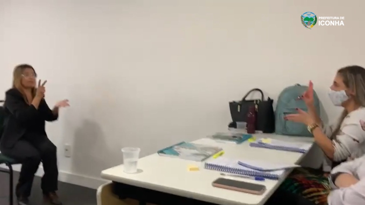 Prefeitura contrata interprete em libras para auxiliar no curso de servidora
