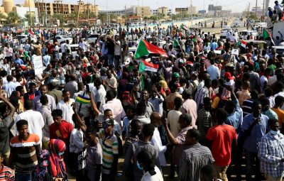manifestantes no Sudao 400x255 - Manifestantes contra golpe no Sudão mantêm-se nas ruas