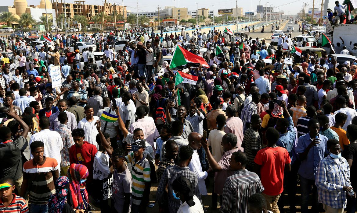 Manifestantes contra golpe no Sudão mantêm-se nas ruas