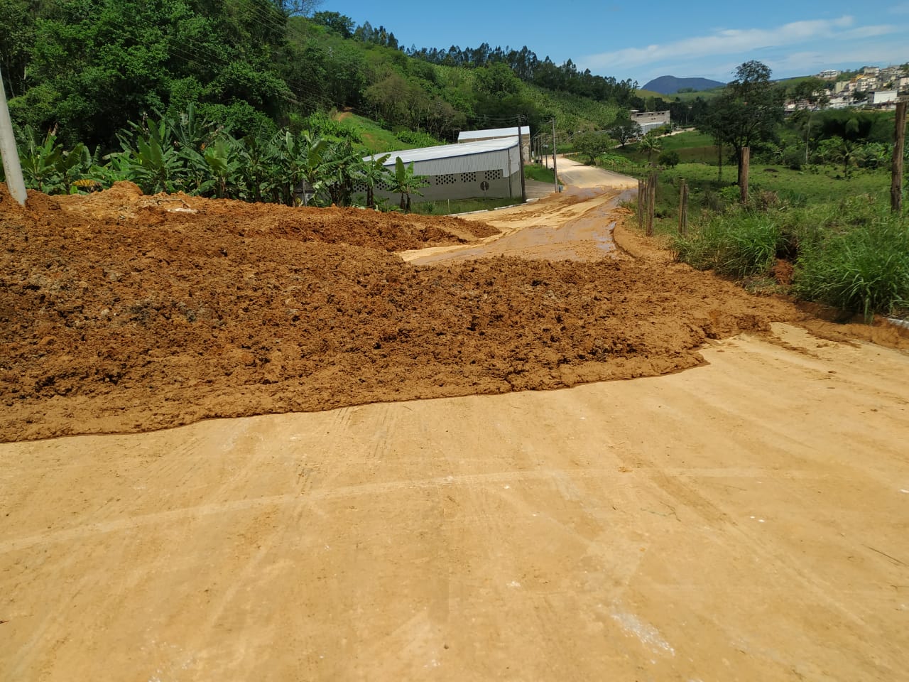 Queda de barreira interdita Rodovia do Contorno em Iconha