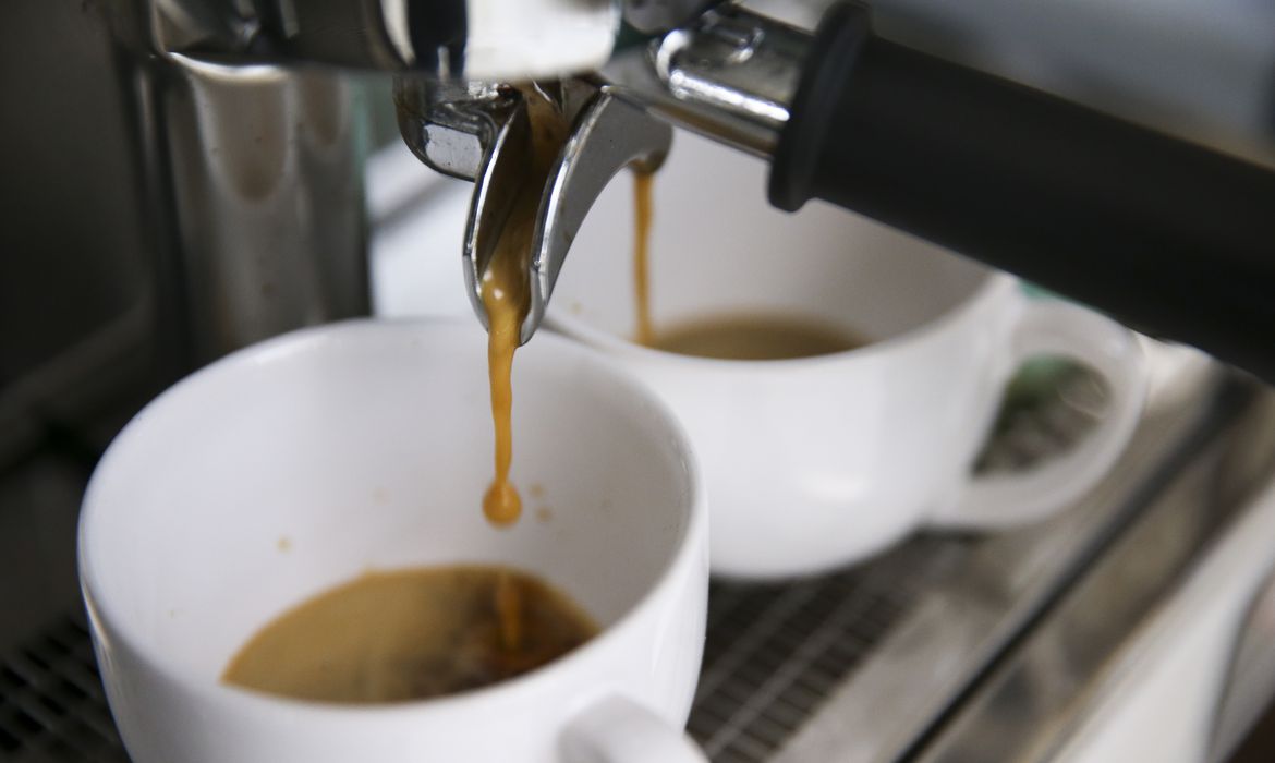 Consumo de café no Brasil sobe 1,1% e faturamento dispara com preços, diz Abic