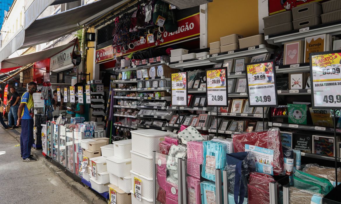 IBGE: vendas no comércio têm redução de 1,3% em setembro