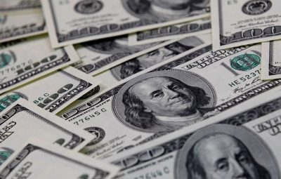 dolar 400x255 - Dólar volta a superar R$ 5,50 com dados econômicos nos EUA