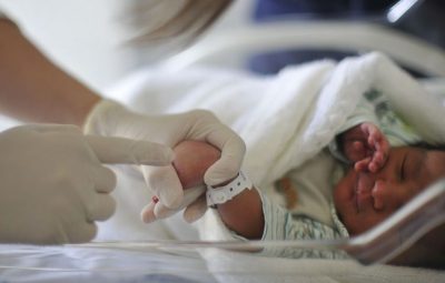 recem nascido 400x255 - Pais e bebês prematuros devem ficar juntos, defende campanha