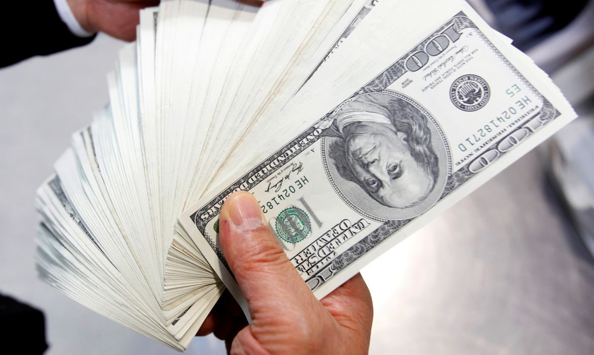 Dólar dispara contra real e ultrapassa R$5,80 com temores de recessão nos EUA