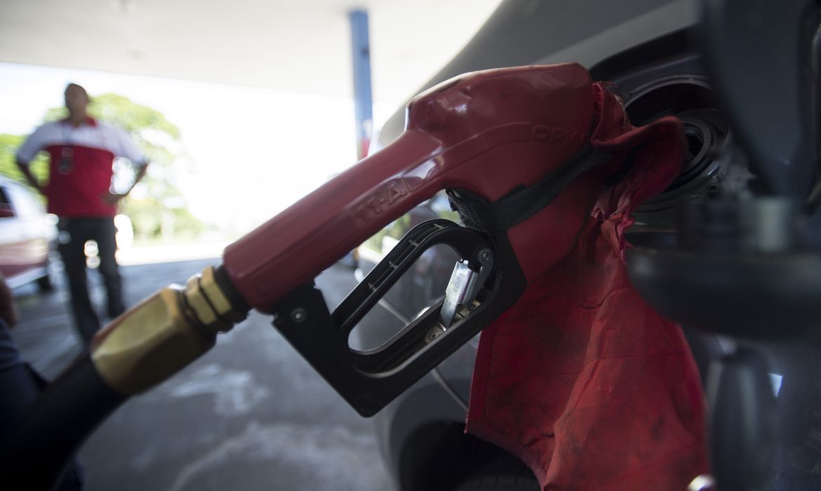 Senado discute, mas não vota redução de preço dos combustíveis