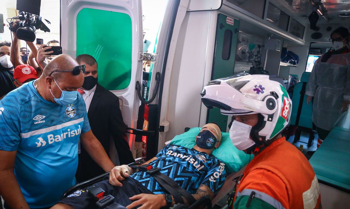 Atingido em ataque a ônibus do Grêmio, Villasanti recebe alta