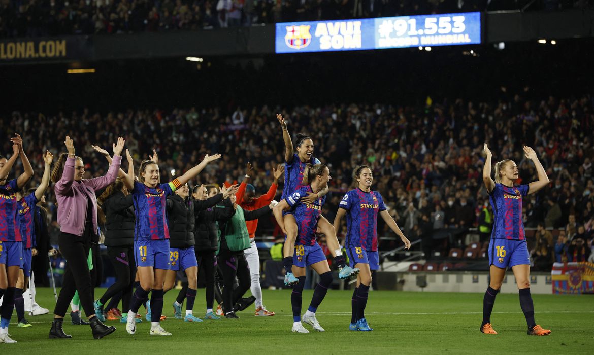 Camp Nou recebe o maior público da história do futebol feminino