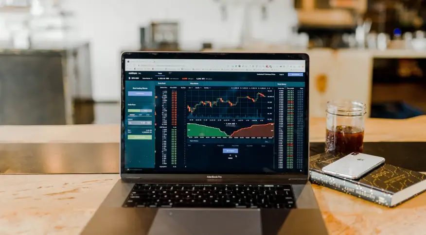 Dólar sobe e ronda R$ 4,80 com juros dos EUA no radar; Ibovespa opera em queda