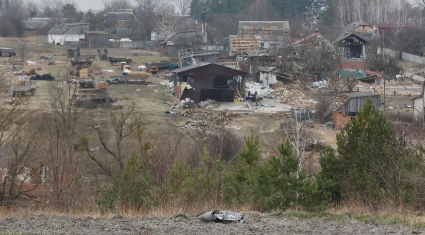 Prefeita de povoado e família são encontrados enterrados em cova rasa perto de Kiev