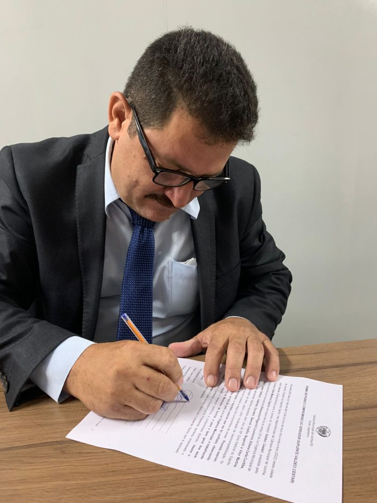 WhatsApp Image 2022 04 06 at 16.35.14 768x1024 - Vereador de Iconha renúncia e suplente toma posse